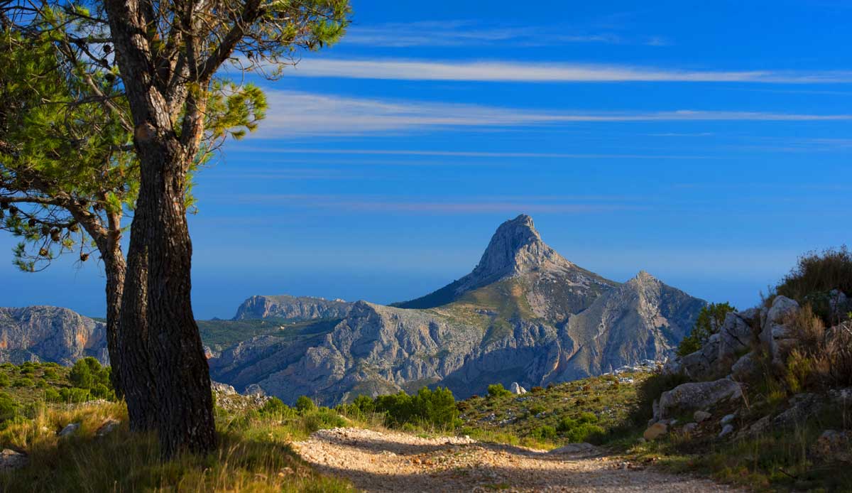 Costa Blanca im Landesinneren der Provinz Alicante der Sierra de Bernia Kamm von hinten