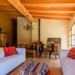 Hier sieht man das Wohnzimmer von Bed and Breakfast Alicante Los Establos
