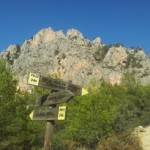 Wandelen Costa Blanca, de Sierra de Oltá pijlen die de weg wijzen