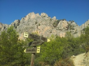 Wandelen Costa Blanca, de Sierra de Oltá pijlen die de weg wijzen