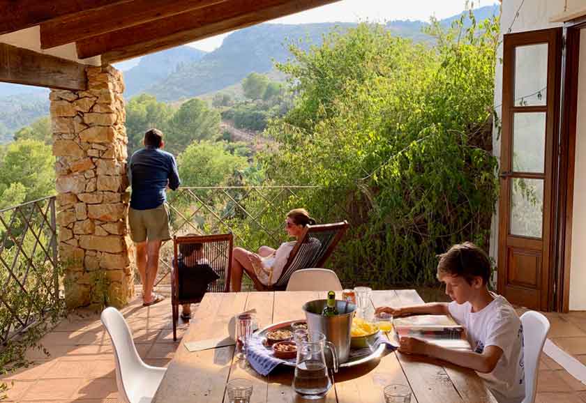 Finca te huur Spanje met gasten op veranda