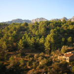 finca te koop, met op de achtergrond de Sierra de Bernia