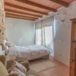 natuurhuis spanje slaapkamer met tuindeuren naar patio
